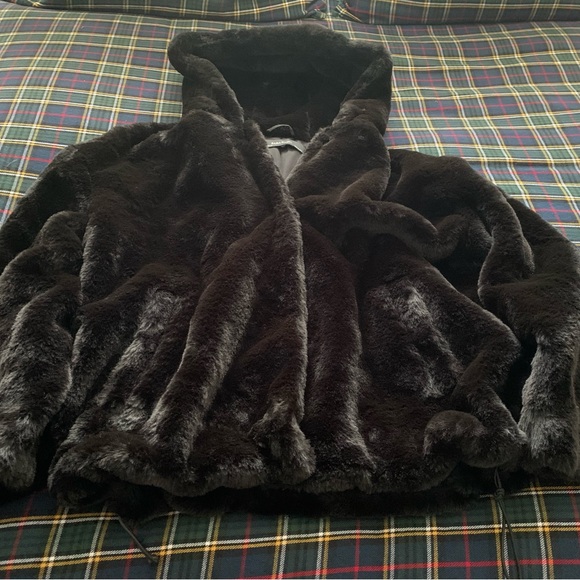 Small fluffy black Zara coat with large hood - Picture 2 of 4